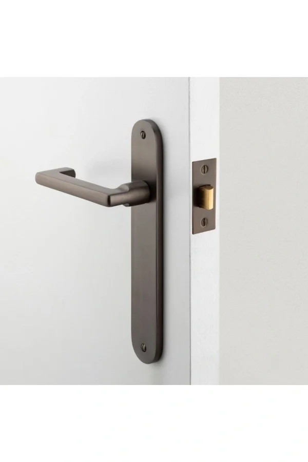 Baltimore-Return-Oval-Backplate-Lever-feature