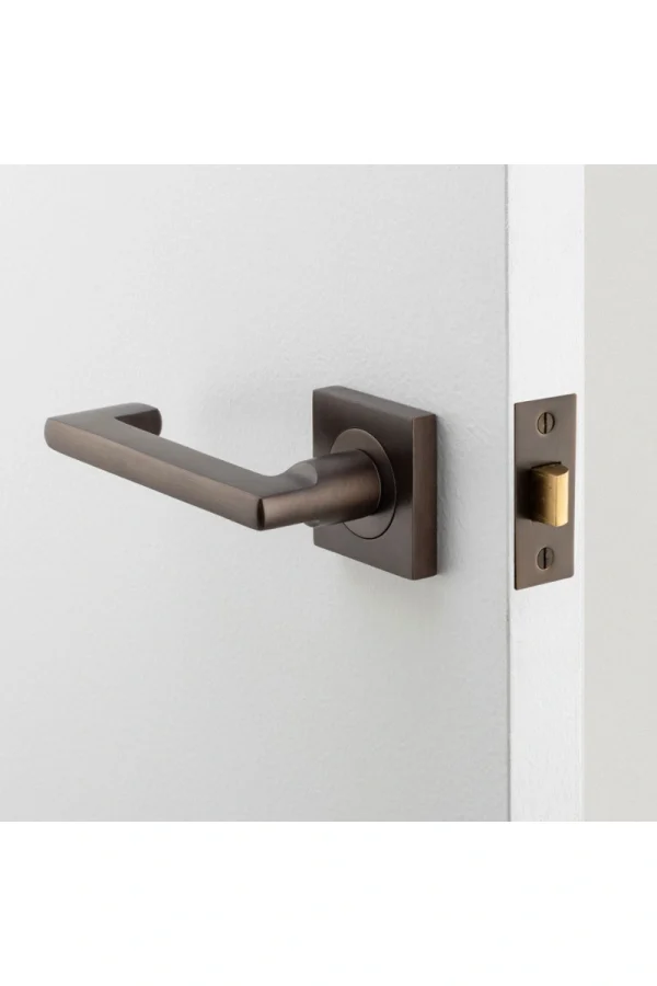 Baltimore-Return-Square-Rose-Lever