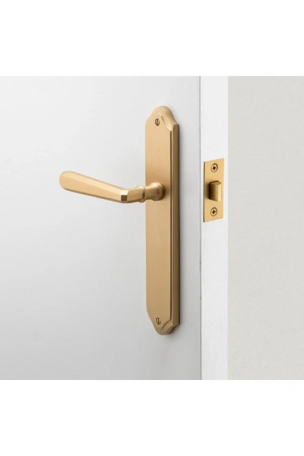 Copenhagen-Shouldered-Backplate-Lever-feature