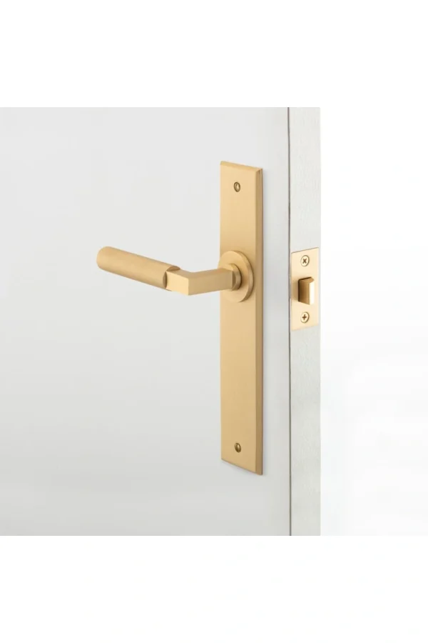 Berlin-Chamfered-Backplate-Lever-feature