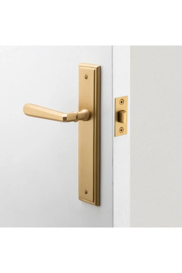Copenhagen-Stepped-Backplate-Lever-feature.