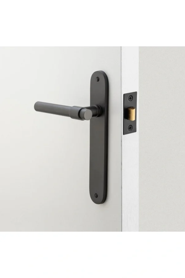 Helsinki-Oval-Backplate-Lever-feature