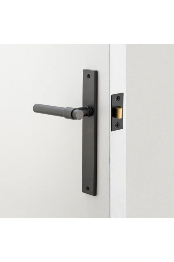 Helsinkie-Rectangular-Backplate-Lever-feature