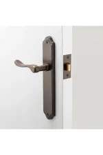 Stirling-Shouldered-Backplate-Lever-feature