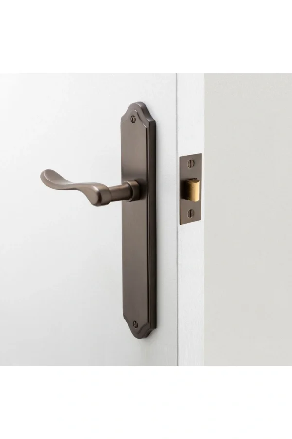 Stirling-Shouldered-Backplate-Lever-feature