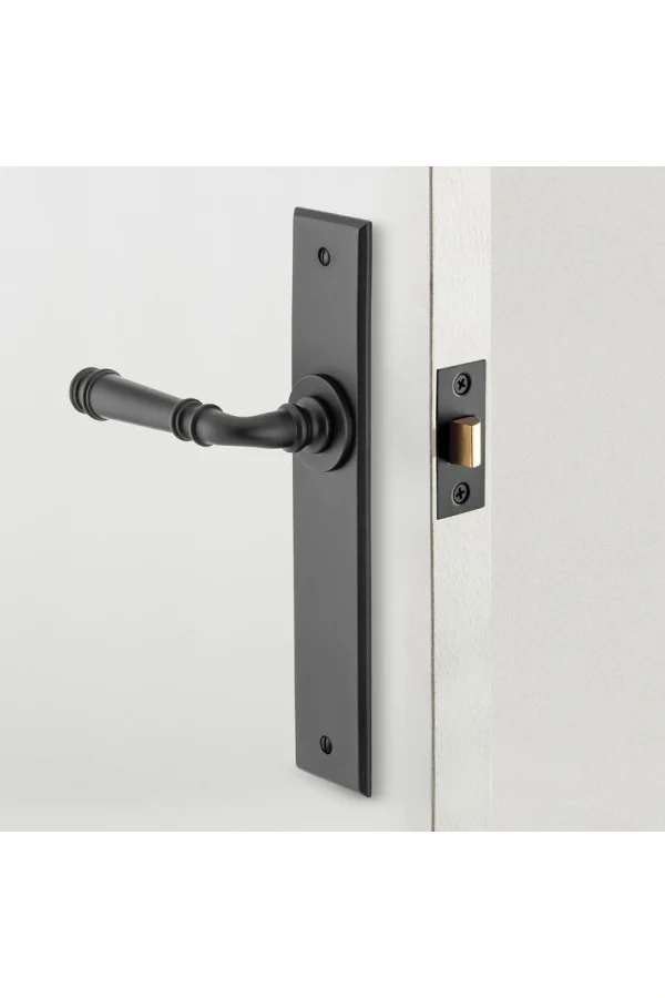 Verona-Chamfered-Backplate-Lever-feature